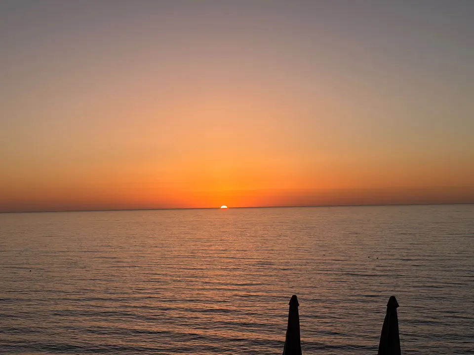Soleil qui se couche sur l’océan Atlantique, vu depuis la terrasse