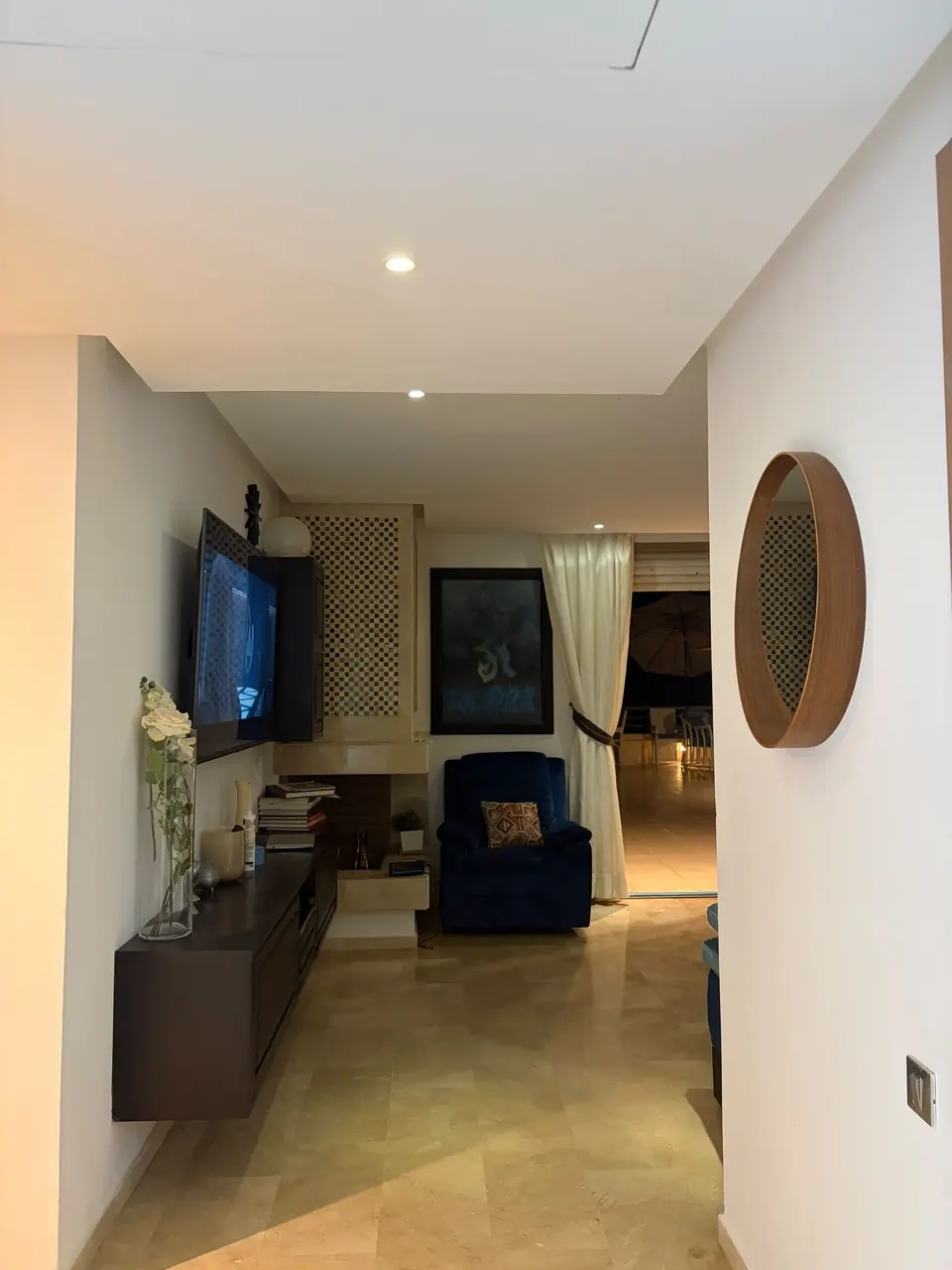 Entrée de l’appartement ouvrant sur le salon