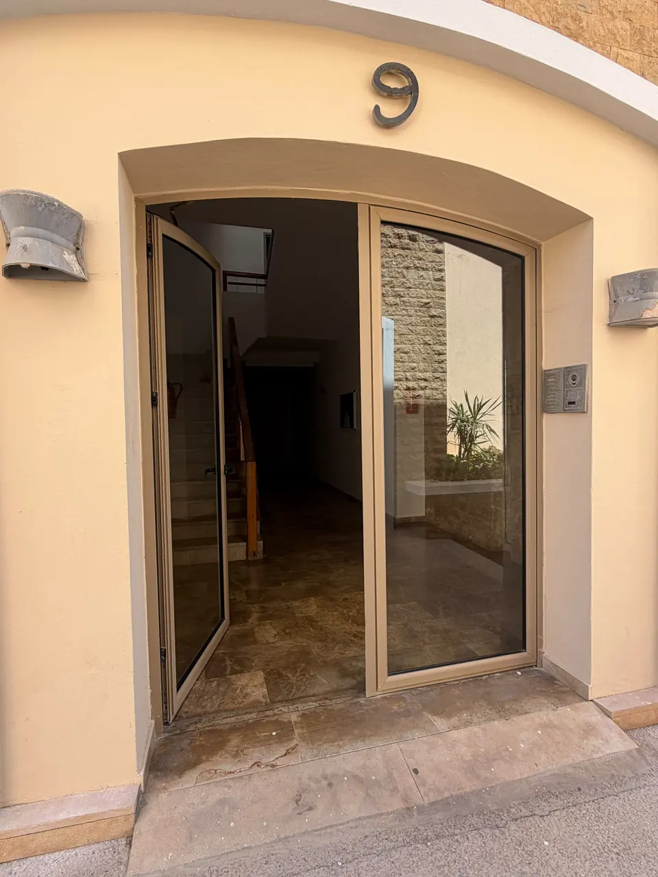 Entrée de l’immeuble n° 9 avec double porte vitrée