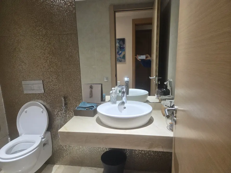 Salle de bain invités avec vasque et WC