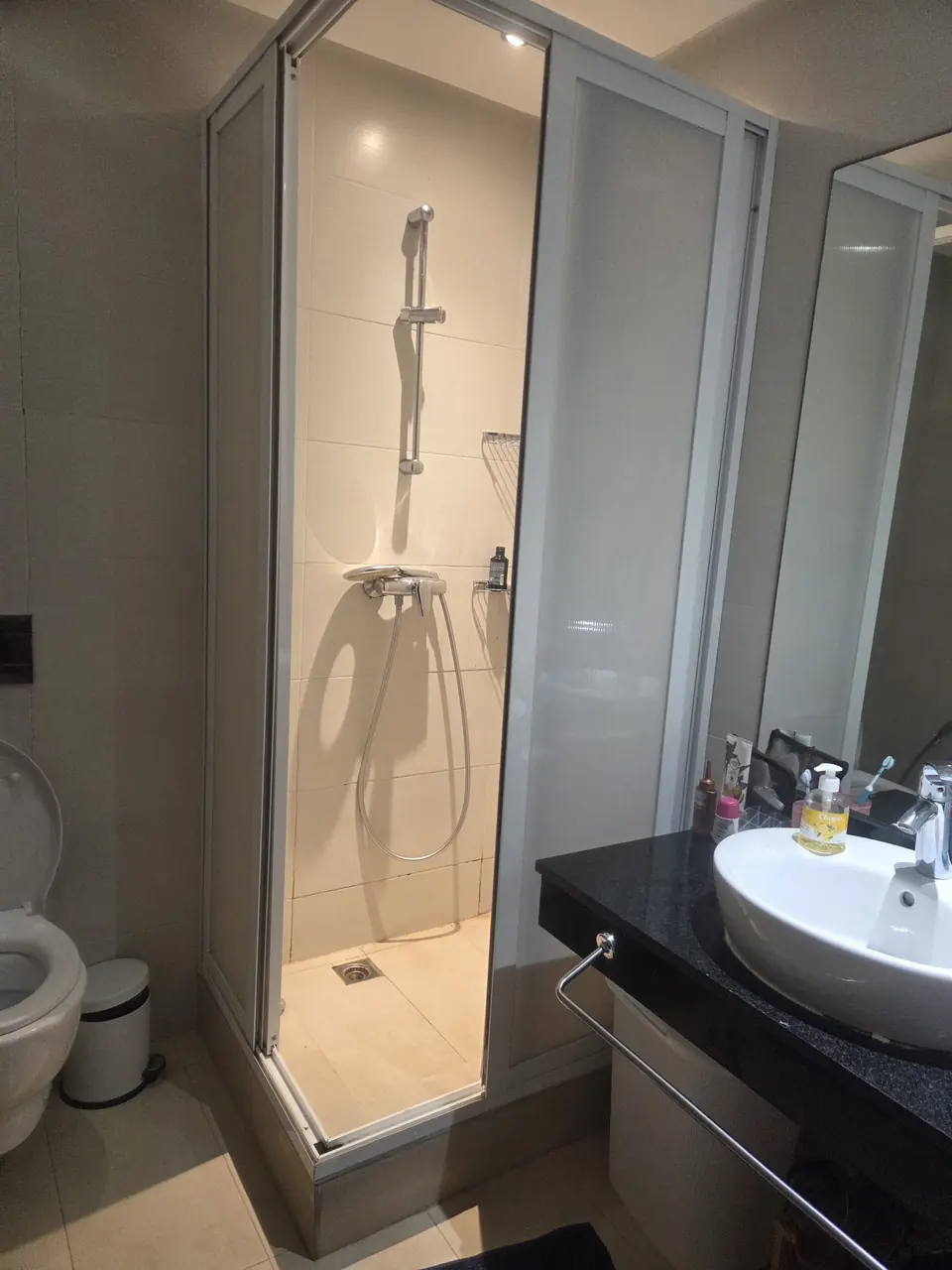 Salle de bain de la suite des enfants avec douche et vasque