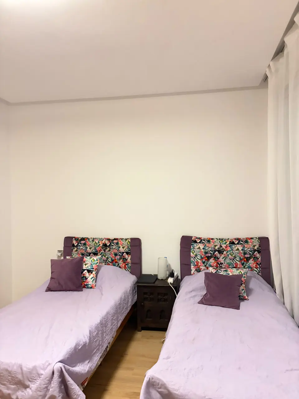 Suite des enfants avec lits simples et têtes de lit colorées