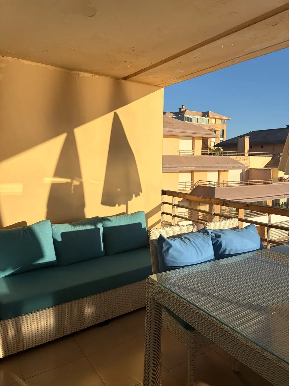 Terrasse privative de la suite des enfants avec banquette turquoise et table