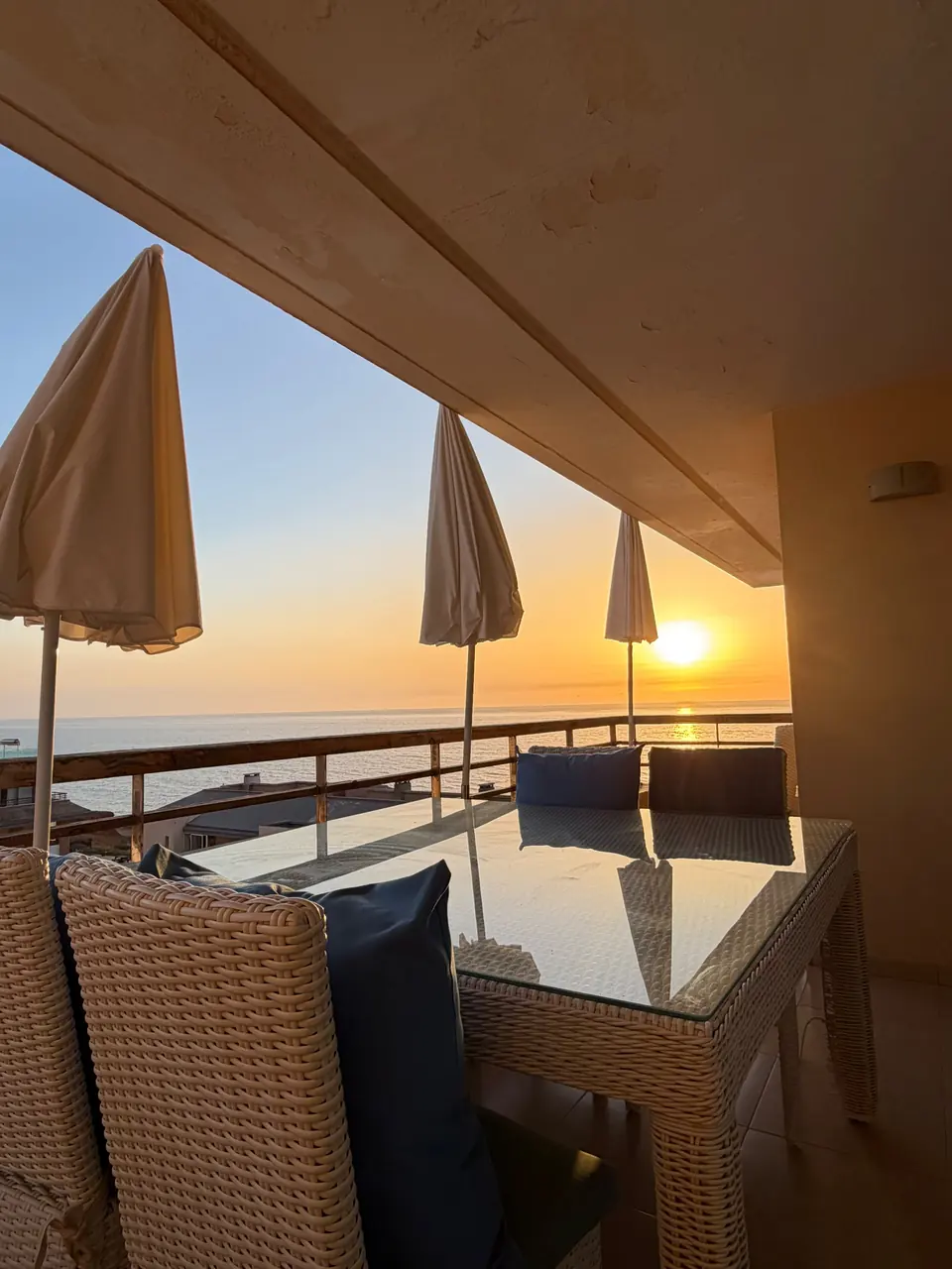 Coucher de soleil sur l’océan depuis la terrasse de la suite des enfants