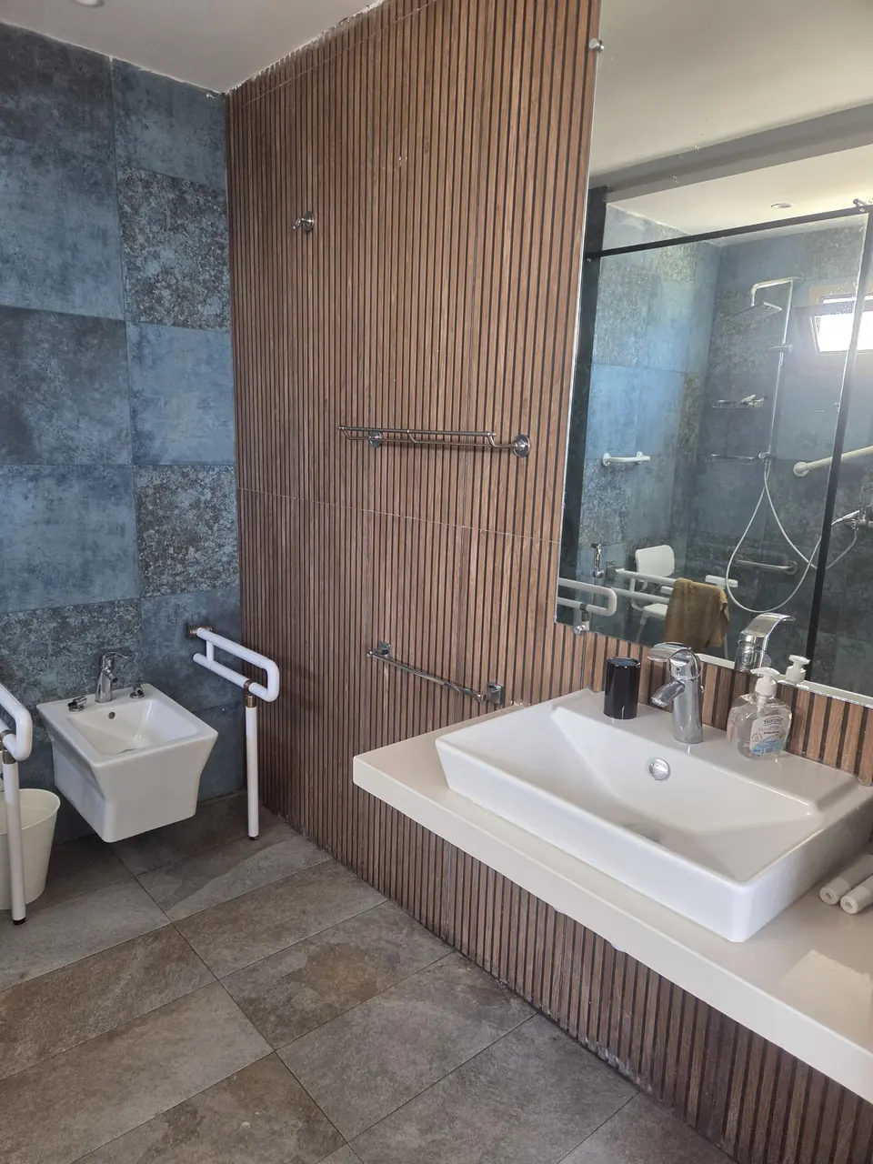 Vasque et barre d’appui dans la salle de bain de la suite parentale