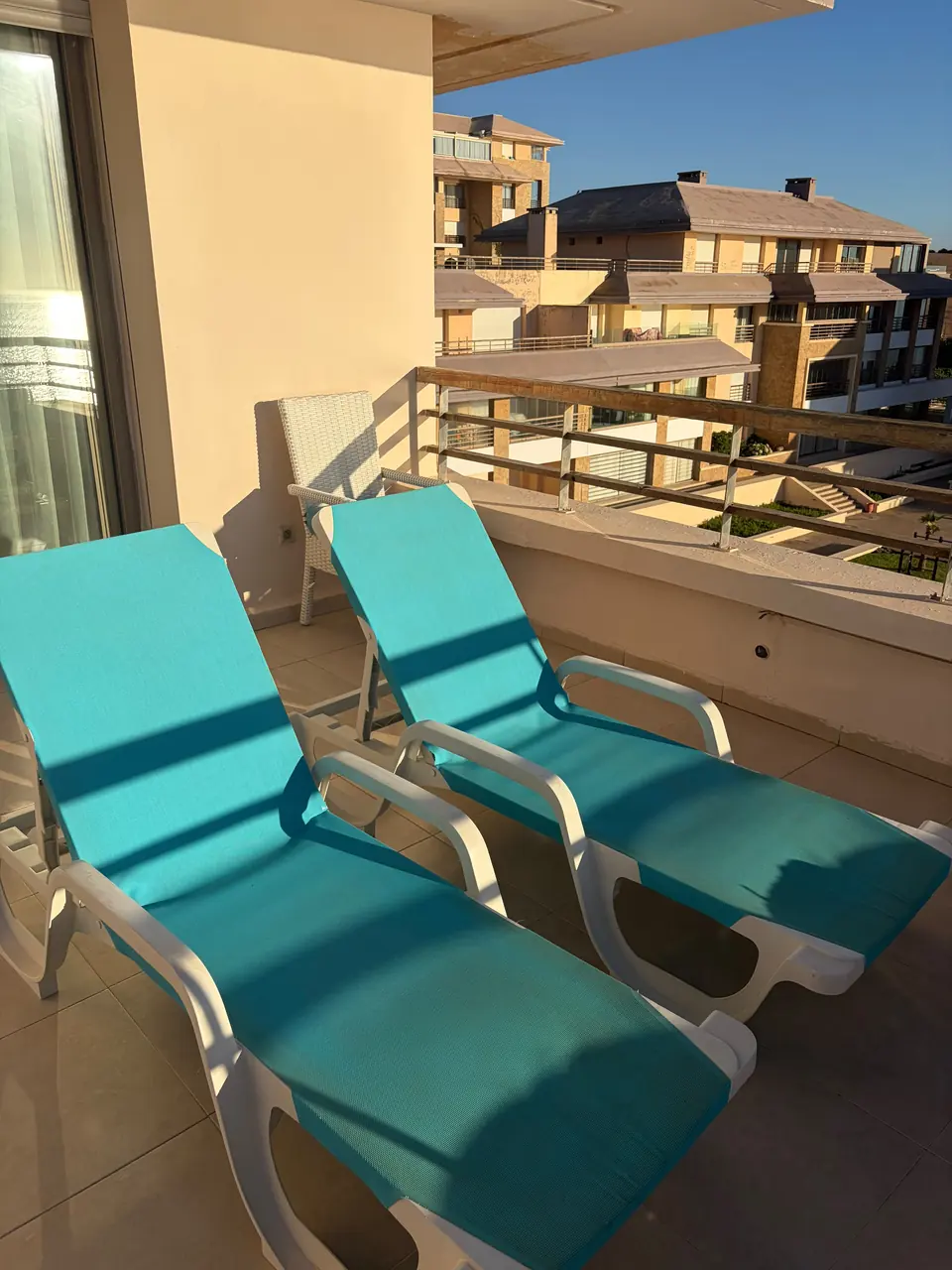 Deux transats turquoise sur la terrasse